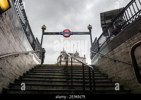 Blick auf die Treppe von der Piccadilly U-Bahn-Station im Zentrum von London, England an einem bewölkten Tag Stockfoto