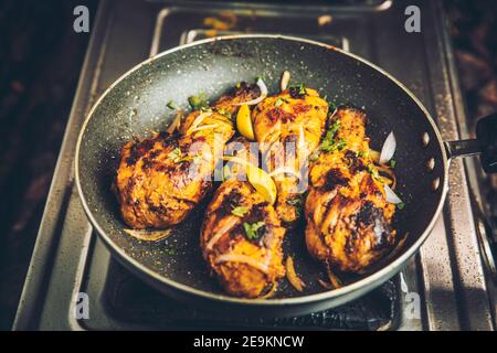 Hausgemachte Pfanne gebratenes Huhn Bein Stück auf einer Küche Schwenken Stockfoto