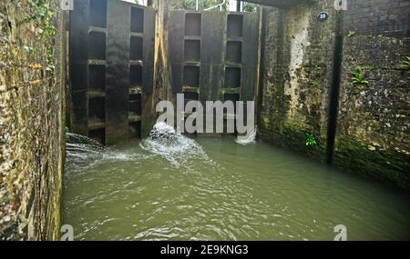 Schleusentore am Fluss Stockfoto