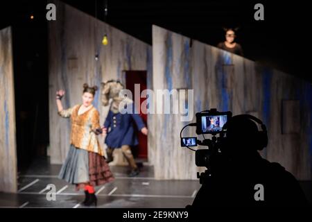 05. Februar 2021, Sachsen-Anhalt, Magdeburg: Ein Kameramann filmt die Puppenspieler Stefan Wenzel (l) als Hund und Samira Wenzel (r) als Katze bei der Generalprobe des Stücks "die Bremer Stadtmusiker" im Puppentheater Magdeburg. Das Magdeburger Puppentheater wird ab Samstag, 06. Februar 2021 live für sein Publikum im Internet auftreten. Das Stück ist der Auftakt zu einer Reihe von Live-Streams. Die Zuschauer können sich die fast einstündige Performance ansehen und anschließend per Live-Chat Fragen an die Puppenspieler stellen. Laut dem Theater werden pro Live-Stream 150 Tickets pro PR verkauft Stockfoto