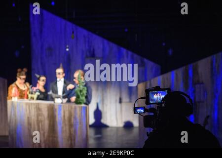 05. Februar 2021, Sachsen-Anhalt, Magdeburg: Ein Kameramann filmt die Schauspieler des Puppentheaters Magdeburg während der Generalprobe des Stückes "die Bremer Stadtmusiker". Das Puppentheater Magdeburg spielt ab Samstag, 6. Februar 2021, live für sein Publikum über das Internet. Das Stück ist der Auftakt zu einer Reihe von Live-Streams. Die Zuschauer können sich die knapp einstündige Performance ansehen und anschließend per Live-Chat Fragen an die Puppenspieler stellen. Laut dem Theater werden pro Live-Stream 150 Karten zum Preis von je sieben Euro verkauft. Damit die vier Puppenspieler sein können Stockfoto