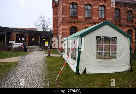 Berlin, Deutschland. Februar 2021, 05th. Vor der Coronavirus-Teststation für symptomfreie Mitglieder definierter Personengruppen steht ein Zelt, das als Warteraum dient, im Königin Elisabeth Herzberge Evangelischen Krankenhaus (KEH) in Berlin-Lichtenberg. Mitarbeiter aus Bildungseinrichtungen, Pflegeeinrichtungen, Krankenhäusern oder anderen exponierten Bereichen können hier nach Vereinbarung auf Corona getestet werden. Quelle: Bernd von Jutrczenka/dpa/Alamy Live News Stockfoto