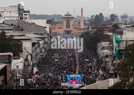 Kathmandu, NE, Nepal. Februar 2021, 5th. Unterstützer von Premierminister KP Sharma oli veranstalten am 5. Februar 2021 eine Massenkundgebung in Kathmandu, Nepal. Quelle: Aryan Dhimal/ZUMA Wire/Alamy Live News Stockfoto