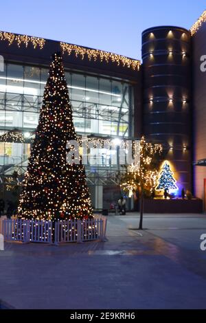 Neujahrsdekoration vor einer Mall Stockfoto