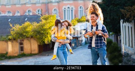 Die unvergessliche Reise durch die Altstadt für eine junge Familie Stockfoto