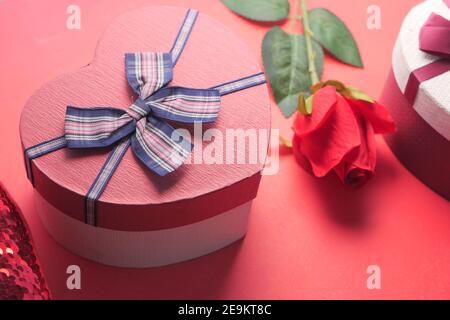 Nahaufnahme der Geschenkbox, Rose Blume auf rotem Hintergrund Stockfoto