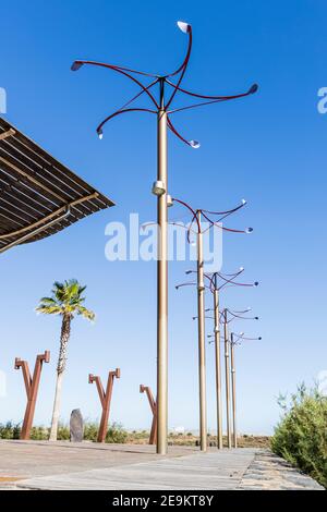 Kleiner platz mit Windskulpturen in der Calle Los Rocas in Los Abrigos, Teneriffa, Kanarische Inseln, Spanien Stockfoto