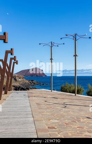 Kleiner platz mit Windskulpturen auf der Calle Los Rocas und Blick auf Montana roja, roter Berg, in Los Abrigos, Teneriffa, Kanarische Inseln, Spanien Stockfoto