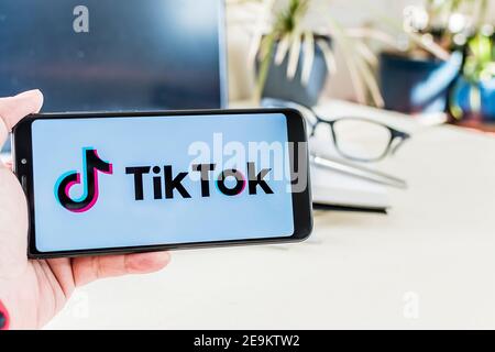 BEER SHEVA, ISRAEL - 29. Dez 2020: Beer Sheva, Israel. 29. Dezember 2020: Hand hält ein Handy mit Tik Tok Logo auf dem Bildschirm, auf dem Schreibtisch. TIK Tok App Stockfoto