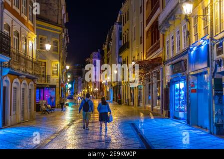 COIMBRA, PORTUGAL, 20. MAI 2019: Nachtansicht von Menschen, die durch den Boulevard Ferreira Borges im Zentrum von Coimbra, Portugal, schlendern Stockfoto