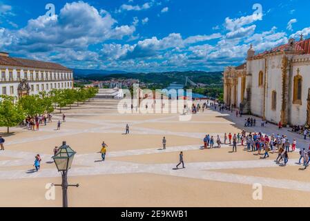 COIMBRA, PORTUGAL, 21. MAI 2019: Auf dem Hof der Universität von Coimbra in Portugal schlendern Menschen Stockfoto