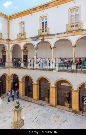 COIMBRA, PORTUGAL, 21. MAI 2019: Innenhof an der Universität Coimbra in Portugal Stockfoto