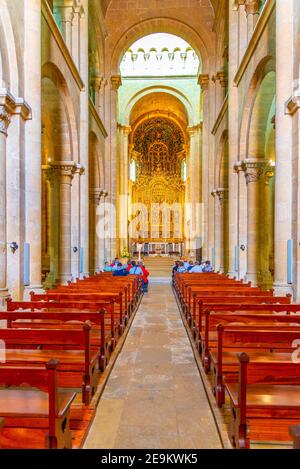 COIMBRA, PORTUGAL, 21. MAI 2019: Innenraum der Kathedrale SE Velha in Coimbra, Portugal Stockfoto