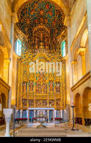 COIMBRA, PORTUGAL, 21. MAI 2019: Innenraum der Kathedrale SE Velha in Coimbra, Portugal Stockfoto