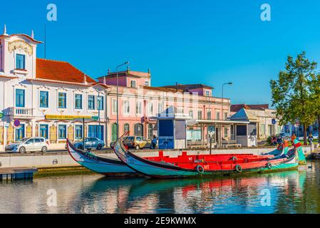 AVEIRO, PORTUGAL, 21. MAI 2019: Traditionelle Molicerio Boote auf einem Kanal in Aveiro, Portugal Stockfoto