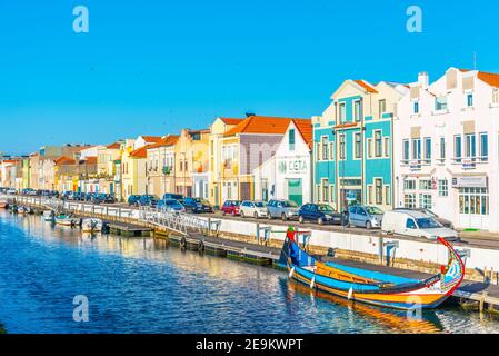 AVEIRO, PORTUGAL, 21. MAI 2019: Blick auf einen bunten Kanal in Aveiro, Portugal Stockfoto