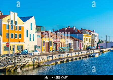 AVEIRO, PORTUGAL, 21. MAI 2019: Blick auf einen bunten Kanal in Aveiro, Portugal Stockfoto