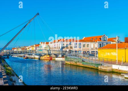 AVEIRO, PORTUGAL, 21. MAI 2019: Blick auf einen bunten Kanal in Aveiro, Portugal Stockfoto