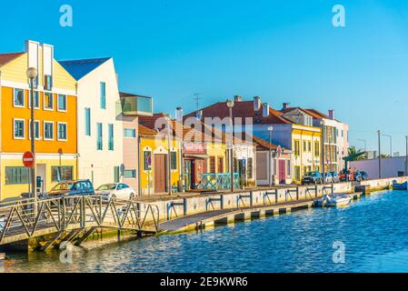 AVEIRO, PORTUGAL, 21. MAI 2019: Blick auf einen bunten Kanal in Aveiro, Portugal Stockfoto