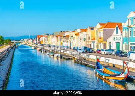 AVEIRO, PORTUGAL, 21. MAI 2019: Blick auf einen bunten Kanal in Aveiro, Portugal Stockfoto