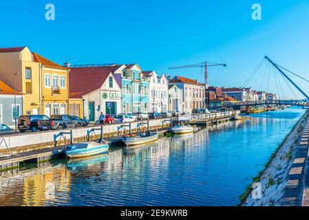 AVEIRO, PORTUGAL, 21. MAI 2019: Blick auf einen bunten Kanal in Aveiro, Portugal Stockfoto