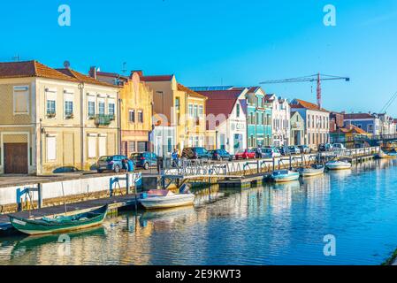 AVEIRO, PORTUGAL, 21. MAI 2019: Blick auf einen bunten Kanal in Aveiro, Portugal Stockfoto