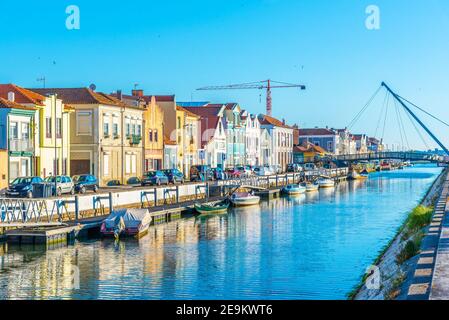 AVEIRO, PORTUGAL, 21. MAI 2019: Blick auf einen bunten Kanal in Aveiro, Portugal Stockfoto