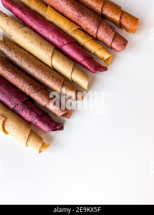 Fruchtlederrolle, Pastille isoliert auf weißem Hintergrund. Gesunde Snacks, natürliche Ernährung für Kinder Stockfoto