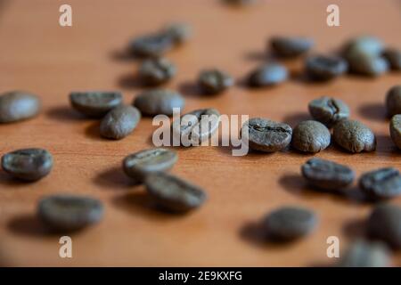 Ungeschliffene Kaffeebohnen Makro auf dem Boden aufgenommen Stockfoto