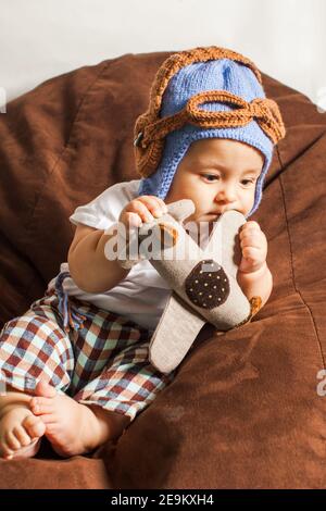 Der kleine Junge im Pilotenhut träumt von Zukunft Reisen Stockfoto