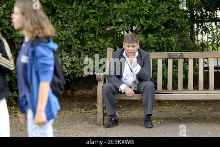 Andrew Bridgen MP (Con: North West Leicestershire) mit einem Rauch auf einer Bank in Victoria Tower Gardens Juli 2019 Stockfoto