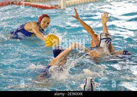 Verona, Italien. Februar 2021, 05th. Anna Karnaukh - Kinef Surgutneftegas Spiel mit Paula Crespi Barriga - CE Mediterranei Barcelona während CE Mediterrani gegen Kinef Surgutneftgas, Waterpolo EuroLeague Frauen Spiel in Verona, Italien, Februar 05 2021 Kredit: Unabhängige Fotoagentur/Alamy Live News Stockfoto