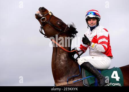 Datei-Foto vom 27-12-2020 von Ian Power auf dem Motorrad von Master McShee. Ausgabedatum: Freitag, 5. Februar 2021. Stockfoto