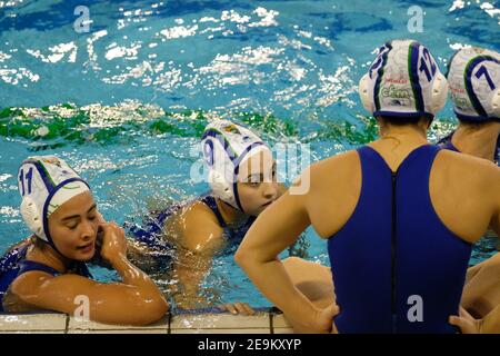 Verona, Italien. Februar 2021, 05th. Berta Seto Rosell und Paula Crespi Barriga - CE Mediterranei Barcelona während der Auszeit. Während CE Mediterrani vs Kinef Surgutneftgas, Waterpolo EuroLeague Frauen Spiel in Verona, Italien, Februar 05 2021 Kredit: Unabhängige Fotoagentur/Alamy Live News Stockfoto