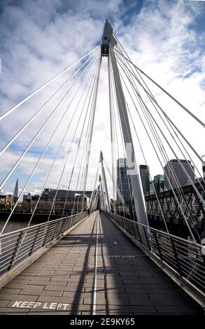 Die Golden Jubilee Bridge, neben der Hungerford Bridge, in London während Englands dritter nationaler Sperre, um die Ausbreitung des Coronavirus einzudämmen. Bilddatum: Freitag, 5. Februar 2021. Stockfoto