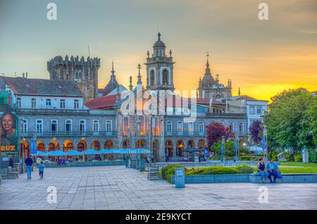 BRAGA, PORTUGAL, 22. MAI 2019: Blick auf den Sonnenuntergang von Praca da Republica im historischen Zentrum von Braga, Portugal Stockfoto