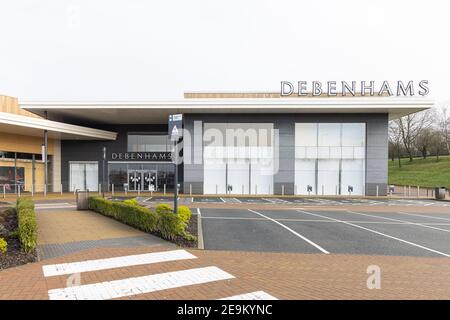 Rugby, Warwickshire, Großbritannien - 5th. Februar 2021: Geschlossen Debenhams Laden steht hinter einem verlassenen Parkplatz in Elliott's Field außerhalb der Stadt Retail Park. Stockfoto