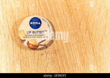 POSEN, POLEN - 04. Feb 2021: Nivea Lippenbutter mit Nussaroma in einem Behälter auf einem Tisch Stockfoto