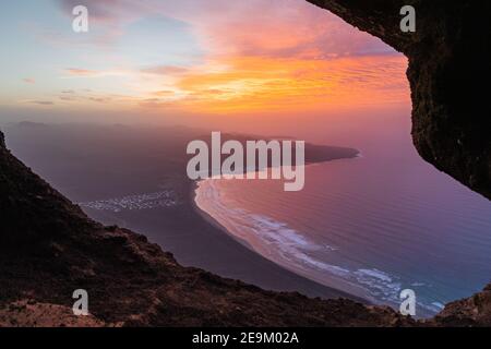 Schöner Sonnenuntergang von der Höhle in den Klippen von Famara. Lanzarote, Kanarische Inseln, Spanien. Stockfoto