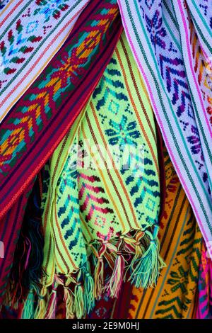 Nahaufnahme von typischen mexikanischen Stoffen, traditionelle Handwerkskunst von tausend Farben, ganz handgemacht. Stockfoto