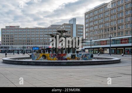 Berlin-Mitte Alexanderplatz. Menschenleerer Platz während Coronavirus Pandemiesperre. Geschlossene Geschäfte in historischen Bauhausgebäuden Stockfoto