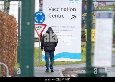 Schottland, Großbritannien. 5th. Februar 2021. Mitglieder der Öffentlichkeit, die im Royal Highland Centre, Ingliston, Edinburgh ankommen, um ihren Coronavirus-Impfstoff zu erhalten Kredit: Ian Rutherford/Alamy Live News. Stockfoto