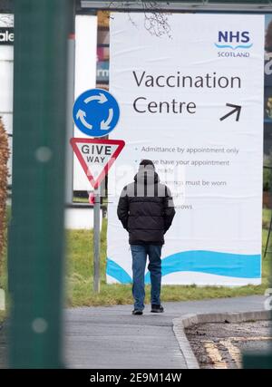 Schottland, Großbritannien. 5th. Februar 2021. Mitglieder der Öffentlichkeit, die im Royal Highland Centre, Ingliston, Edinburgh ankommen, um ihren Coronavirus-Impfstoff zu erhalten Kredit: Ian Rutherford/Alamy Live News. Stockfoto