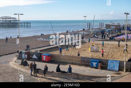 Brighton UK 5th Februar 2021 - Menschen genießen einen schönen warmen sonnigen Tag an der Küste von Brighton . Allerdings wird das Wetter in Großbritannien über das Wochenende viel kälter werden, mit starkem Schnee für einige Gebiete vorhergesagt: Credit Simon Dack / Alamy Live News Stockfoto