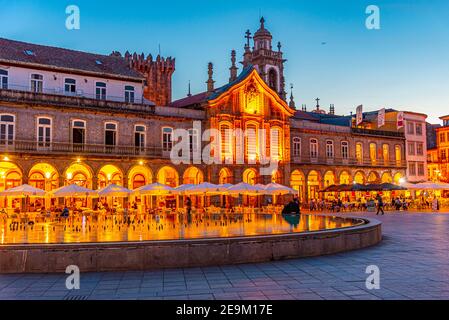 BRAGA, PORTUGAL, 22. MAI 2019: Blick auf den Sonnenuntergang von Praca da Republica im historischen Zentrum von Braga, Portugal Stockfoto