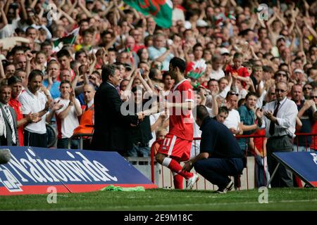 Der walisische Fußballspieler Ryan Giggs schüttelt sich bei seinem letzten Spiel für Wales gegen die Tschechische Republik im Millennium Stadium, Cardiff, Wales, die Hände mit Manager John Toshack. Stockfoto