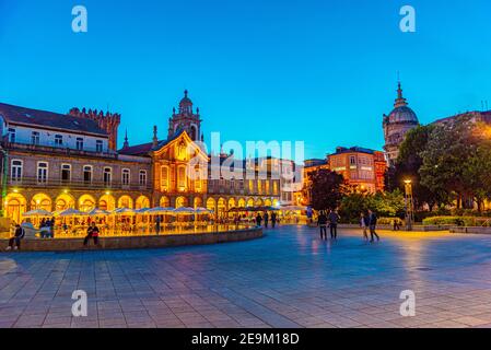 BRAGA, PORTUGAL, 22. MAI 2019: Blick auf den Sonnenuntergang von Praca da Republica im historischen Zentrum von Braga, Portugal Stockfoto