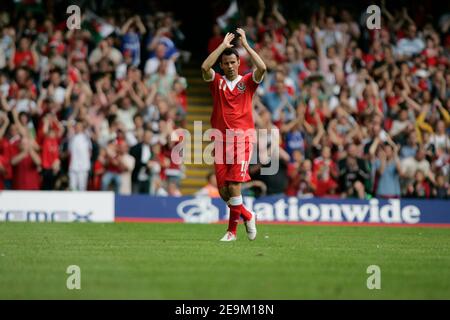 Der walisische Fußballspieler Ryan Giggs applaudiert den Fans bei seinem letzten Spiel für Wales gegen die Tschechische Republik im Millennium Stadium, Cardiff, Wales. Stockfoto