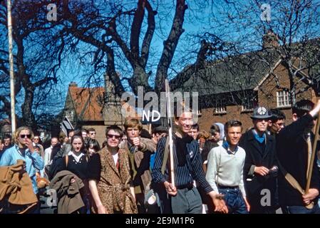 Marschers in West London, auf dem Weg nach Central London auf dem CND Aldermaston märz 1962. Sichtbar ist das markante schwarz-weiße, runde Logo, das 1958 für die britische Abrüstungsbewegung entworfen wurde – heute weithin als ‘Friedenszeichen’ angesehen. Stockfoto