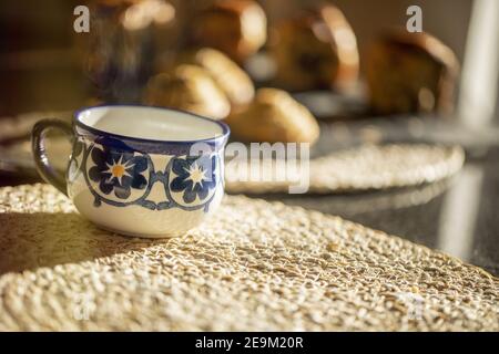 Vintage Keramik blau-weiß Tasse mit floralen Ornamenten auf der Runde Oberfläche der Jute-Tischmatte Stockfoto